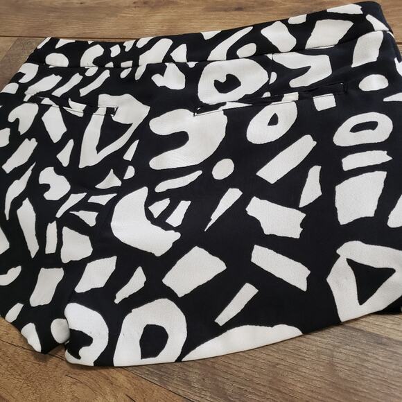 Alice + UO Urban Outfitters Black White Mid Rise Dressy Shorts Size 2 Whimsigoth - Picture 7 of 11